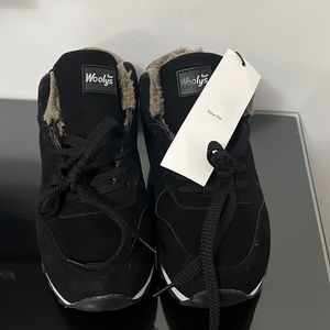 Woolys Woman’s Black Sneakers.